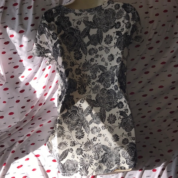 LuLaRoe S black and white floral v neck tee 💕 - Picture 3 of 4